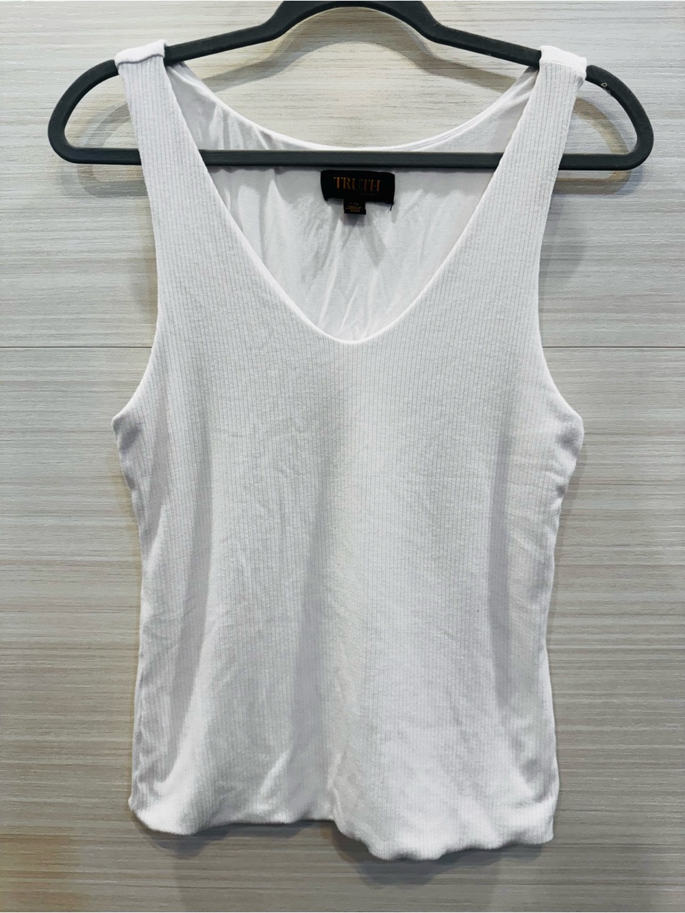 TRUTH by Republic White Ribbed V-Neck Sleeveless Tank Top size L